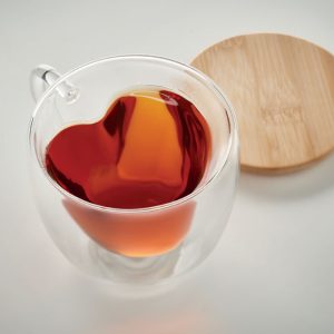 Tasse en verre à double paroi en forme de cœur et couvercle en bambou. Capacité : 180 ml.